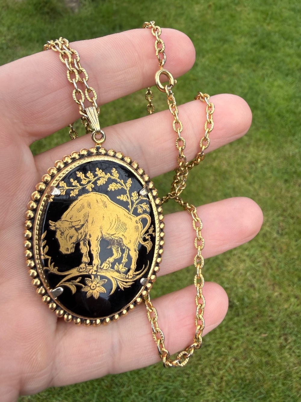 Pretty Gold Tone Taurus Bull Cow Black Cameo Pendant Necklace Chain Vintage 24”.